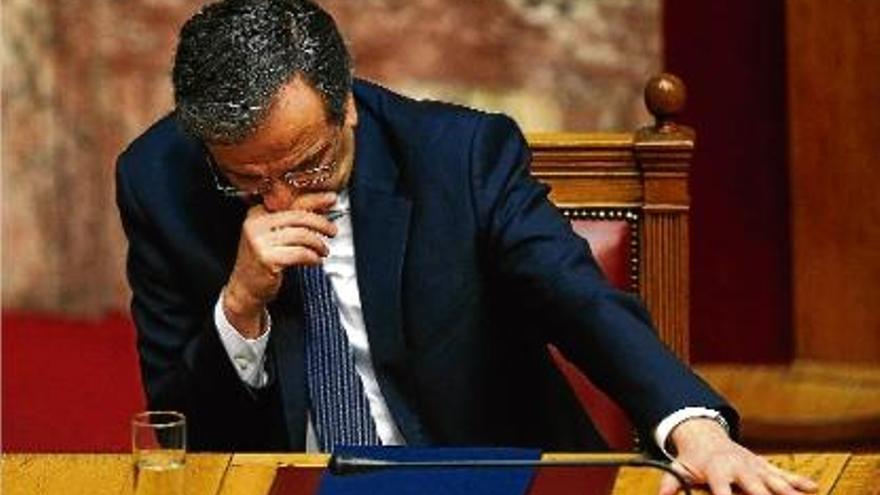 El primer ministre grec, Antonis Samaras, mostra la seva preocupació durant la votació al parlament.