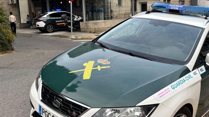 Patrullas de la Guardia Civil en el centro de salud, ayer. | G.N.