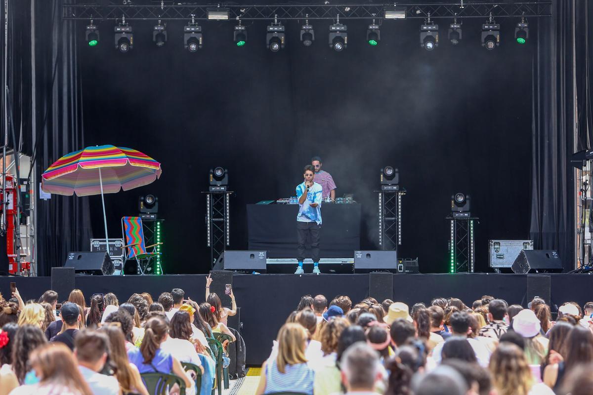 El cantante Don Patricio, durante un concierto en Matadero Madrid por la festividad de San Isidro, a 16 de mayo de 2021, en Madrid (España). Este concierto forma parte de la programación del Ayuntamiento de Madrid para celebrar la festividad de San Isidro, patrón de la ciudad. Actualmente este músico de El Hierro prepara un nuevo trabajo discográfico. 16 MAYO 2021;DON PATRICIO;MÚSICA;CONICERTOS;SAN ISIDRO;MATADERO MADRID Ricardo Rubio / Europa Press 16/05/2021