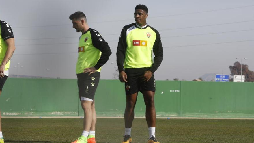 Borja Valle y Malonga, al lado de Armando, durante el entrenamiento en el campo anexo