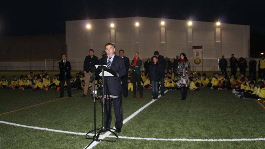 La localidad estrena el campo de fútbol de césped artificial