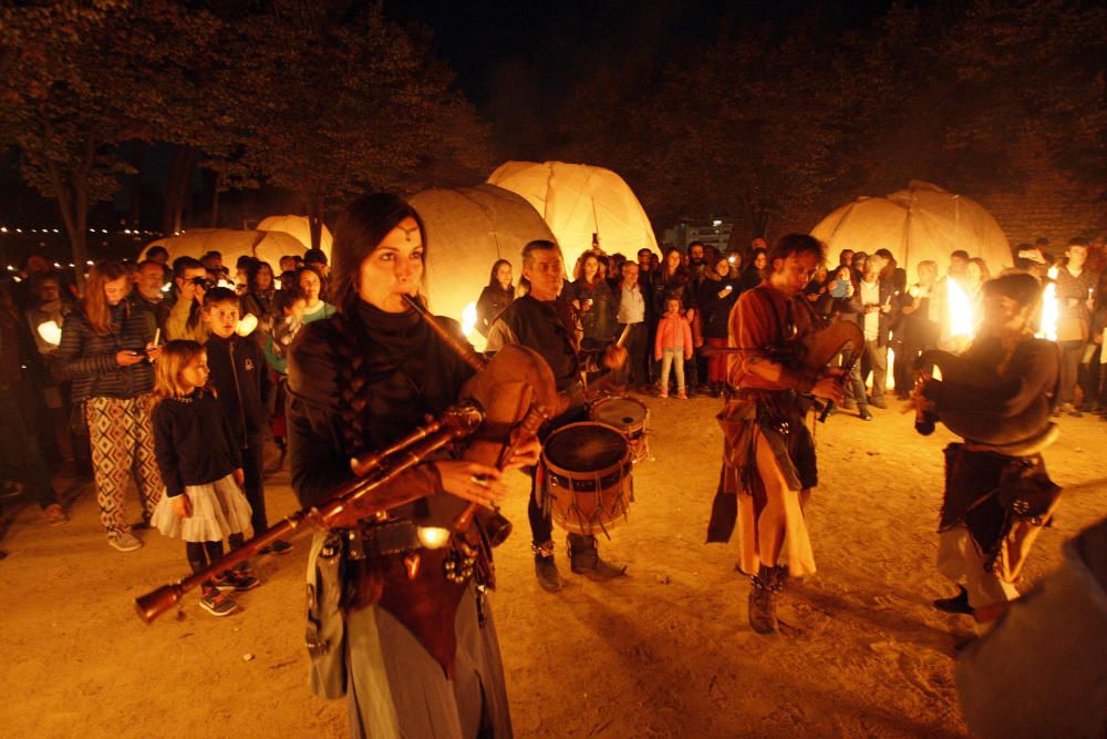 Les lluminàries porten el foc i la música medieval a les Pedreres