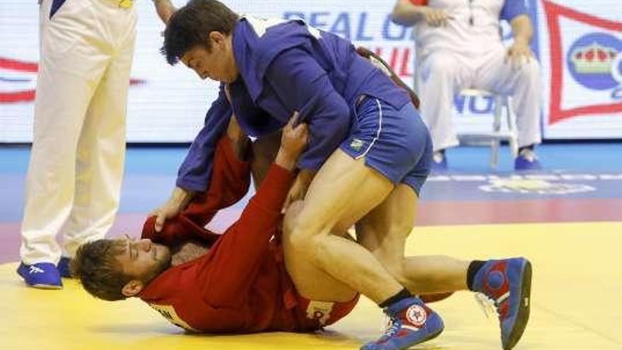 La pelea entre el español Medina y el armenio Gabrielyan.