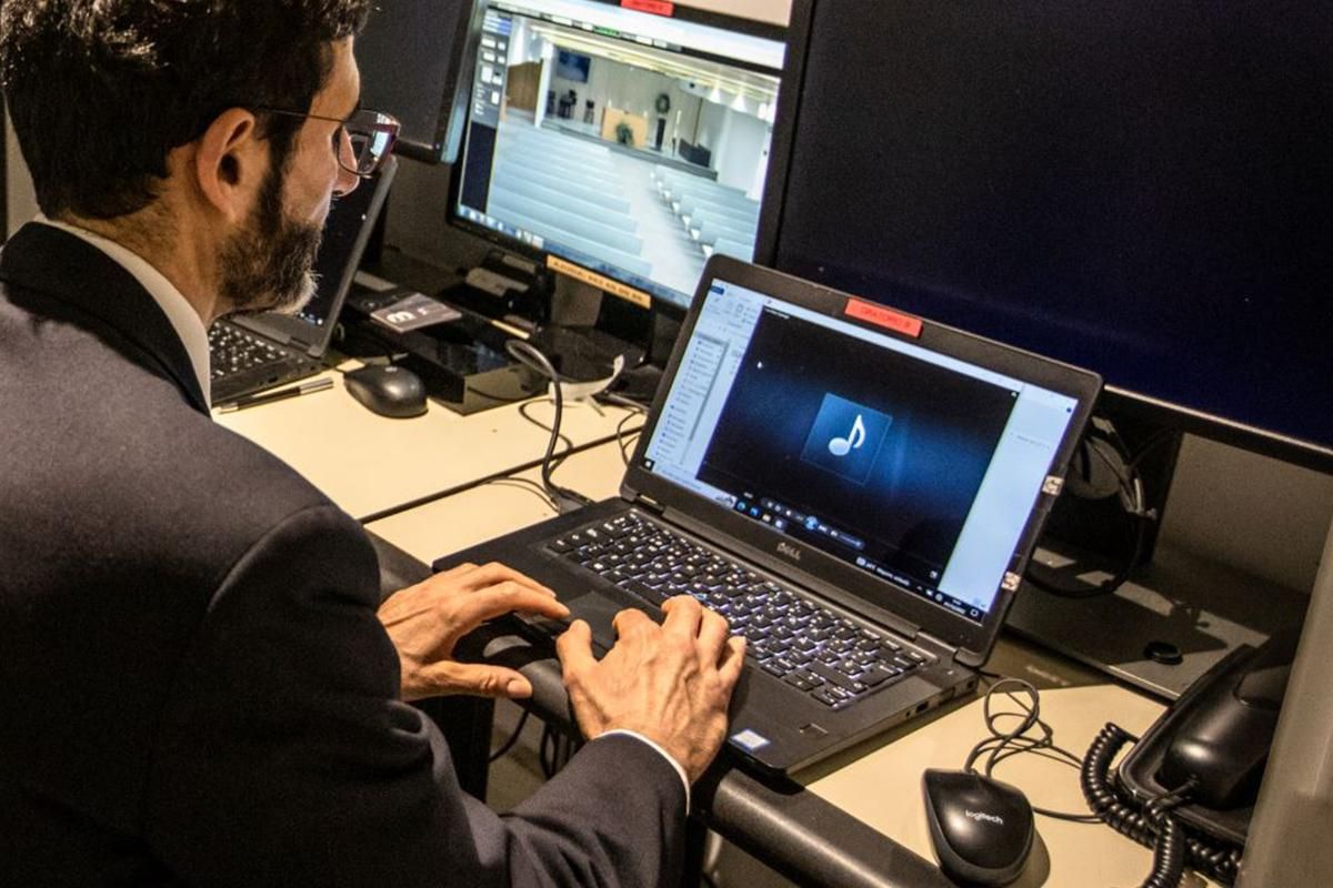 Josep Anton Díaz prepara el material audiovisual para una ceremonia en el Tanatorio Sancho de Ávila de Barcelona