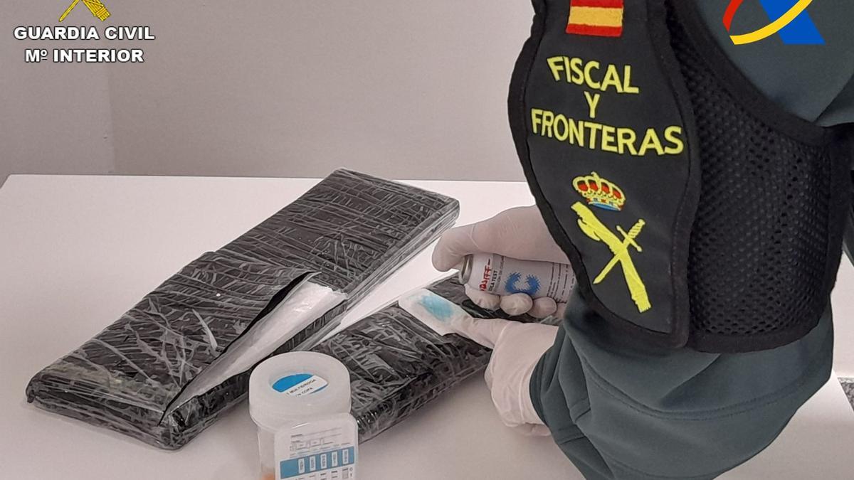 Imagen de archivo de cocaína incautada en una maleta en el aeropuerto.