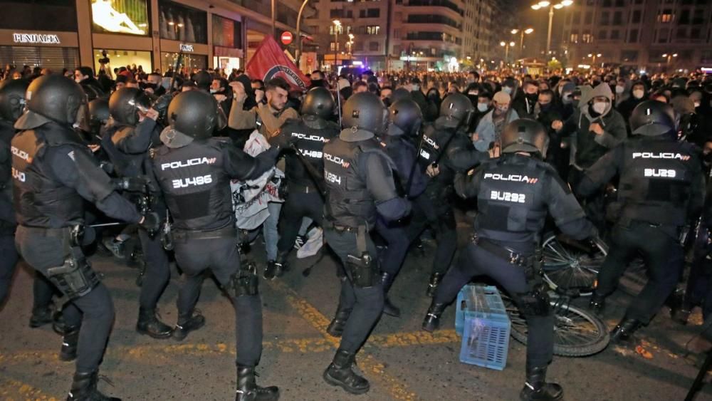 Cargas policiales y mucha tensión en Valencia por