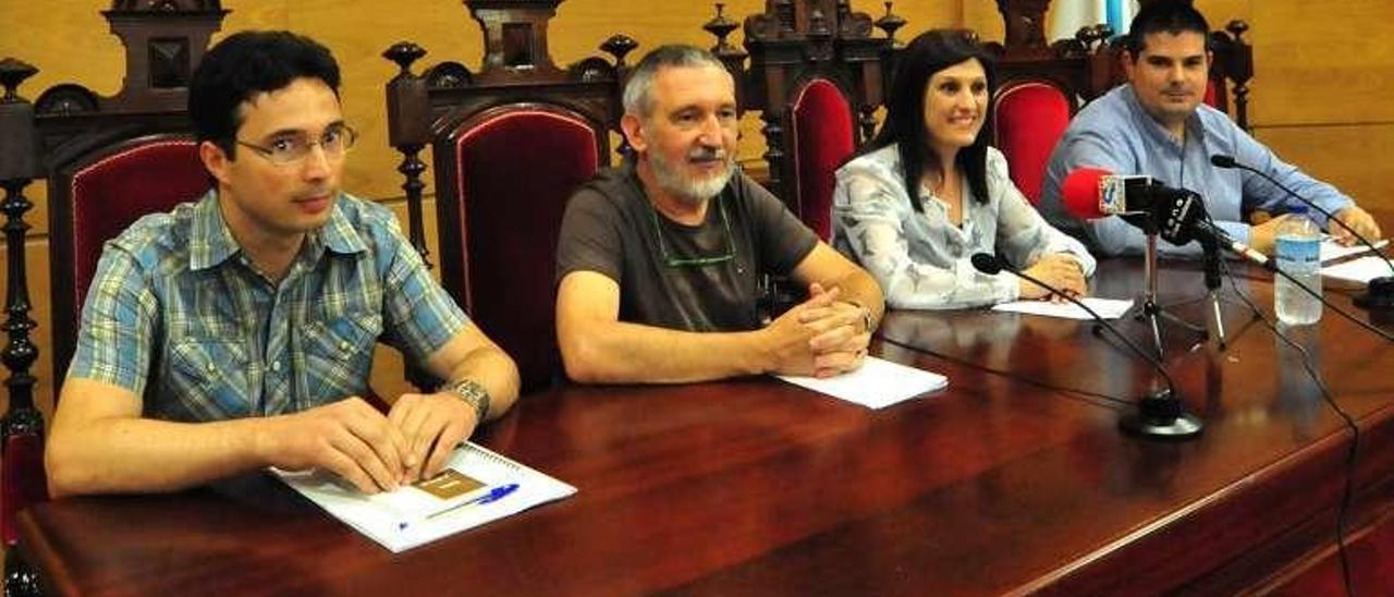 Fátima Abal y Charlín (d.,) junto a sus dos socios de gobierno. // I.A.