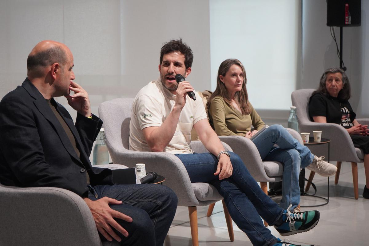 Sergi Pitarch, autor del libro, interviene en la presentación junto a dos de las víctimas de la dana.