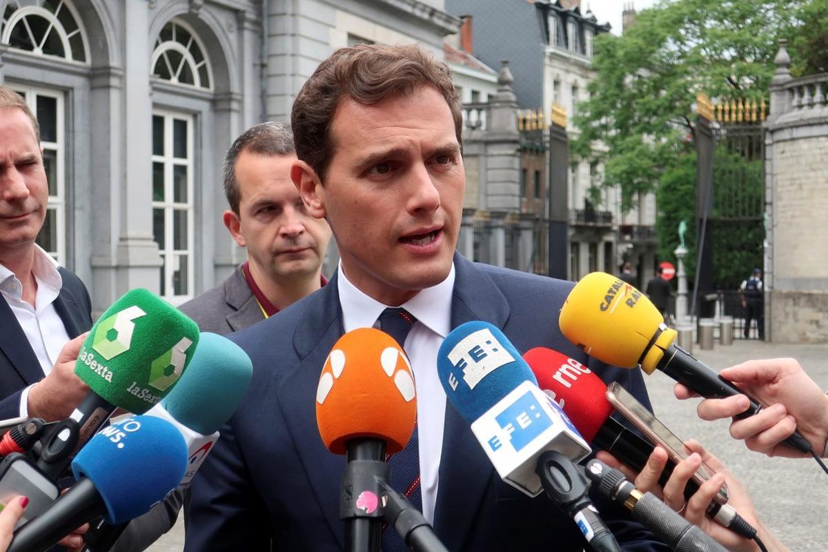 GRAF1515. BRUSELAS, 20/06/2019.- El presidente de Ciudadanos, Albert Rivera, atiende a los medios este jueves en Bruselas donde asiste a la reunión del Grupo Liberal Europeo. El presidente francés, Emmanuel Macron, y su Gobierno apoyan los pactos de Ciudadanos a nivel nacional, según ha manifestado el líder de Ciudadanos, Albert Rivera, este jueves en Bruselas. Apoyan nuestros pactos y nos han felicitado tanto en Andalucía como en los acuerdos conseguidos, ha indicado Albert Rivera antes de reunirse con el nuevo presidente del grupo liberal Renew Europe, Dacian Ciolos. EFE/Leo Rodríguez