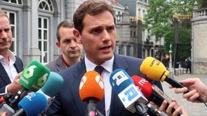 GRAF1515. BRUSELAS, 20/06/2019.- El presidente de Ciudadanos, Albert Rivera, atiende a los medios este jueves en Bruselas donde asiste a la reunión del Grupo Liberal Europeo. El presidente francés, Emmanuel Macron, y su Gobierno apoyan los pactos de Ciudadanos a nivel nacional, según ha manifestado el líder de Ciudadanos, Albert Rivera, este jueves en Bruselas. Apoyan nuestros pactos y nos han felicitado tanto en Andalucía como en los acuerdos conseguidos, ha indicado Albert Rivera antes de reunirse con el nuevo presidente del grupo liberal Renew Europe, Dacian Ciolos. EFE/Leo Rodríguez