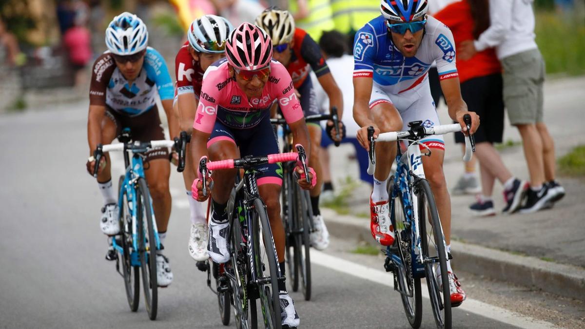 Nairo Quintana y sus acompañantes en plena ofensiva durante la penúltima etapa del Giro