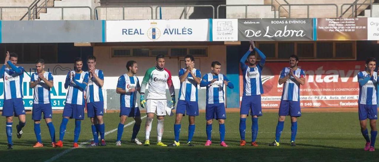 Los jugadores blanquiazules saludan a la afición antes del partido con el Ceares.