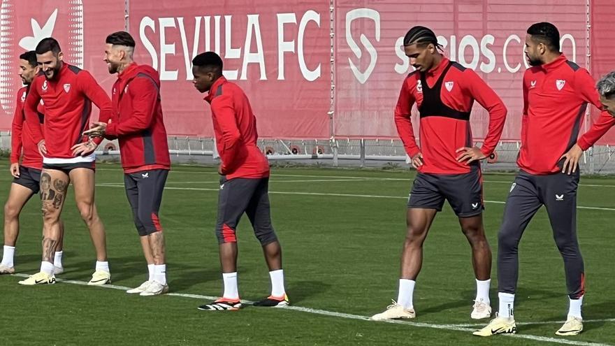 Loïc Badé y Youssef En-Nesyri durante un entrenamiento del Sevilla FC