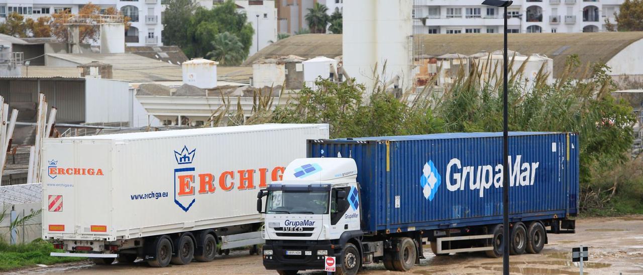 Camiones de mercancías aparcados en las inmediaciones del puerto de Eivissa. | VICENT MARÍ