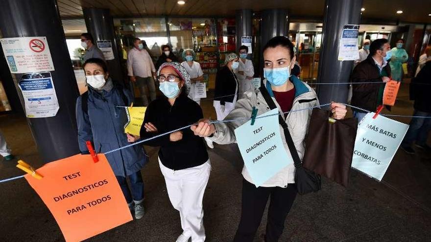 Concentración de los profesionales sanitarios, ayer, en la entrada del Hospital. // Gustavo Santos