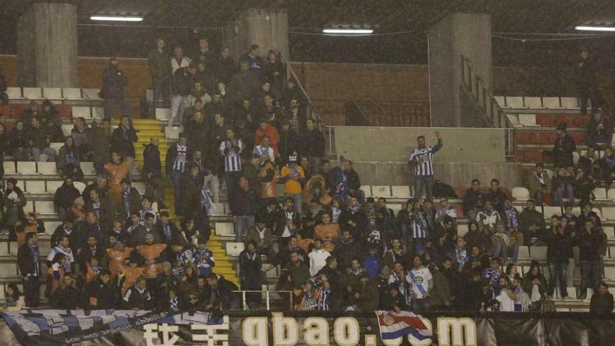 Aficionados deportivistas en Vallecas en el Rayo-Deportivo de Liga de la pasada temporada.