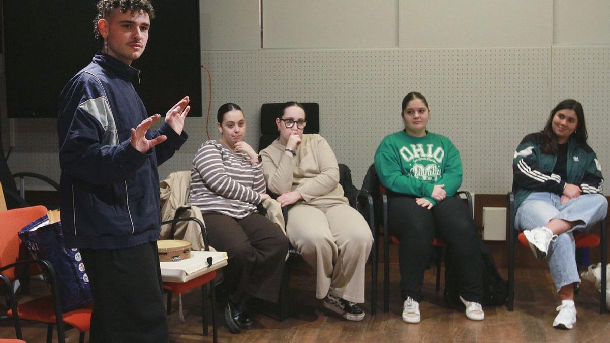 Martín Mondragón, «Mondra», nun instante do obradoiro no Edificio de Ferro.