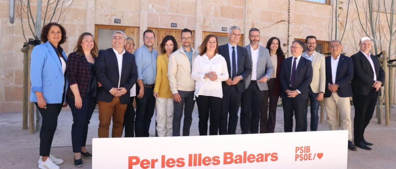 Armengol posa ayer con los candidatos socialistas a las alcaldías de los municipios más grandes de Baleares.