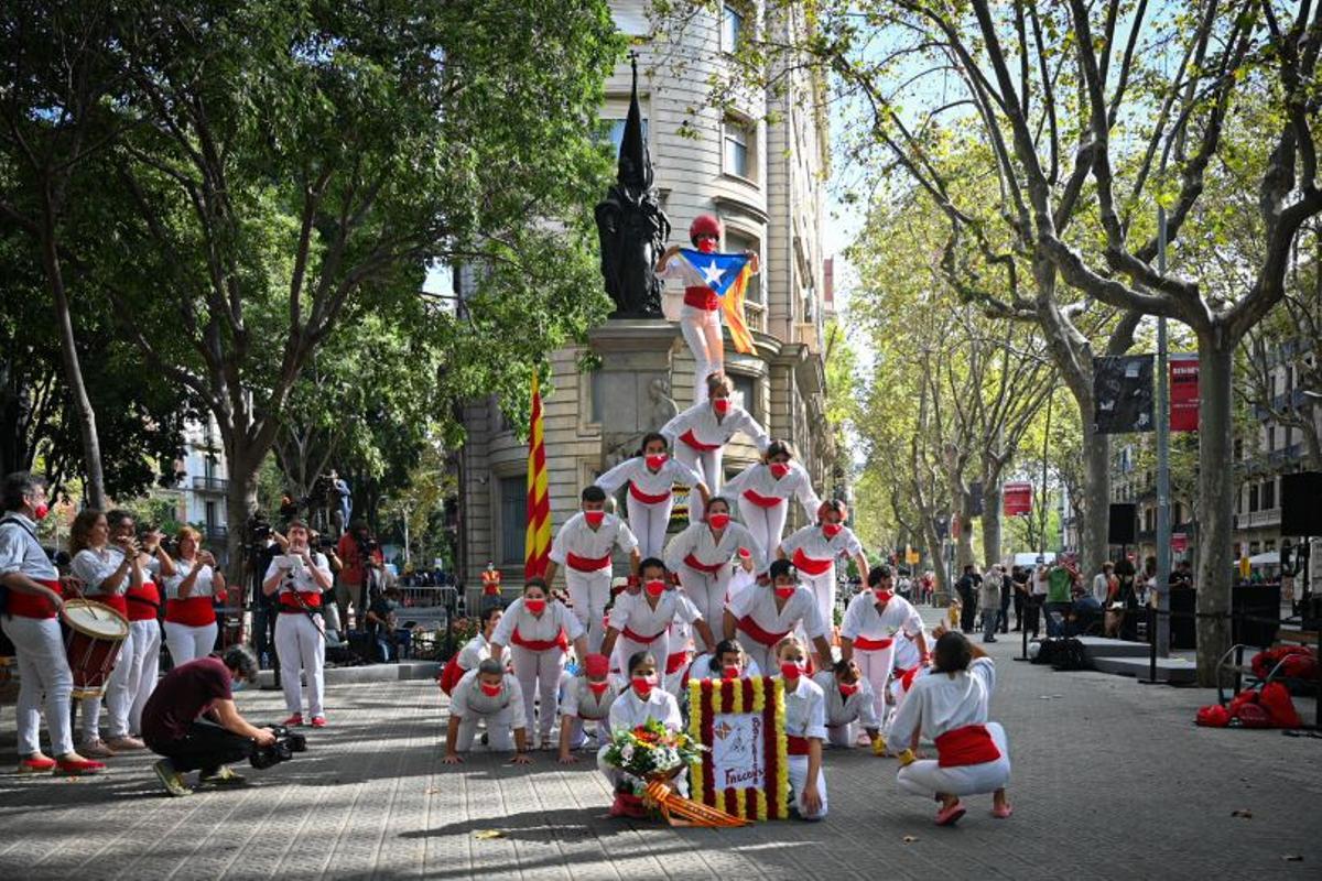 Los Falcons de Barcelona muestran la ’estelada’ ante el monumento a Rafael Casanova.