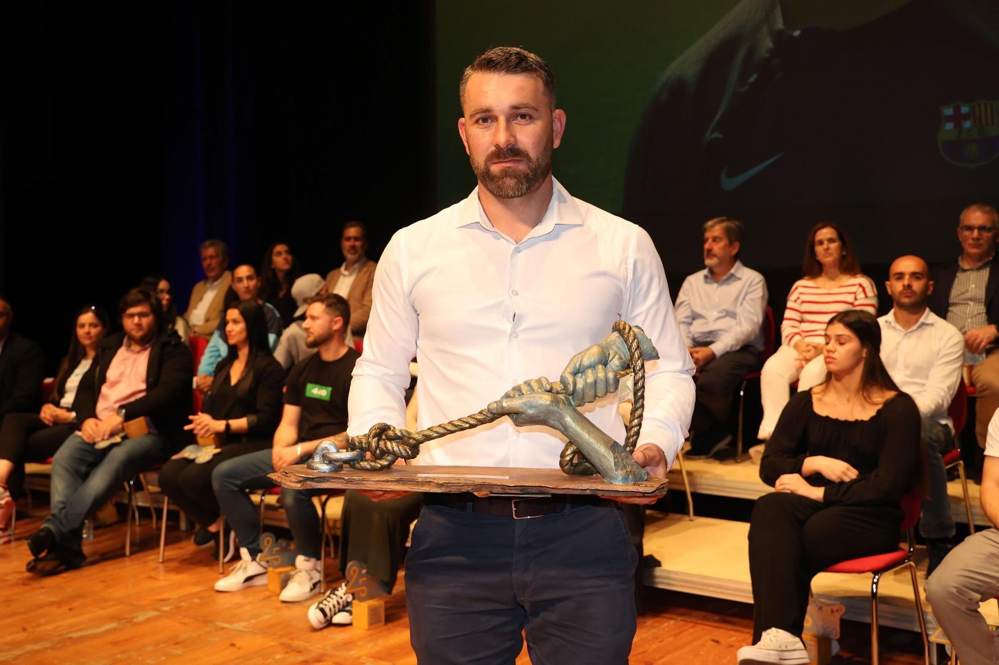 Daniel Costas recoge el premio como mejor deportista de Vigo en 2023 otorgado a su sobrino Jonatan Giráldez, entrenador del Barcelona femenino.