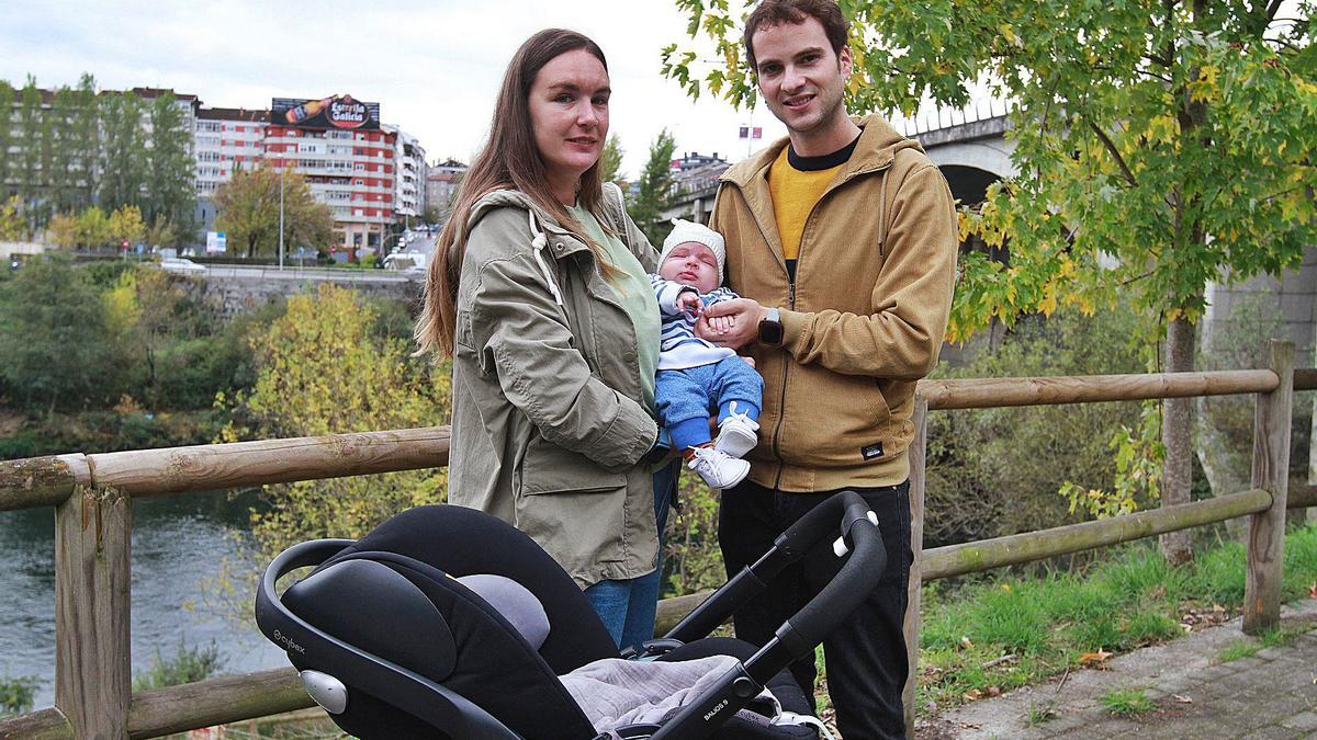 Lorena Piñero y Adrián Rodríguez con su hijo Luka, que nació el 20 de julio.   | // IÑAKI OSORIO