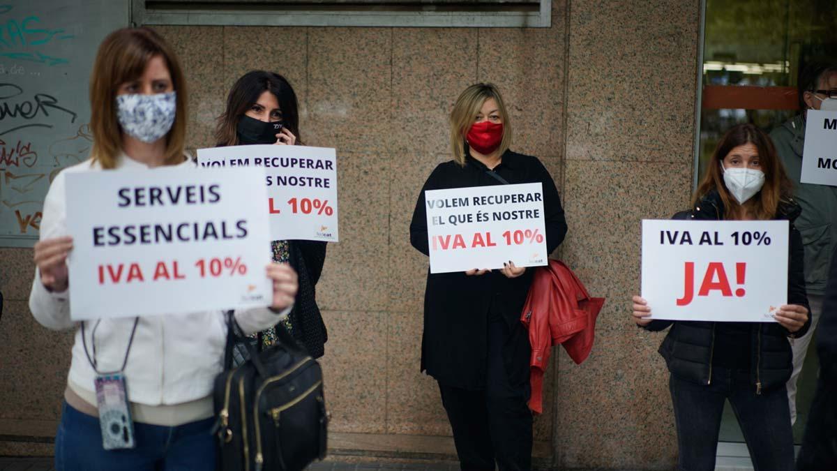 El sector de la peluquería y la estética reclama que se baje su IVA al 10%.