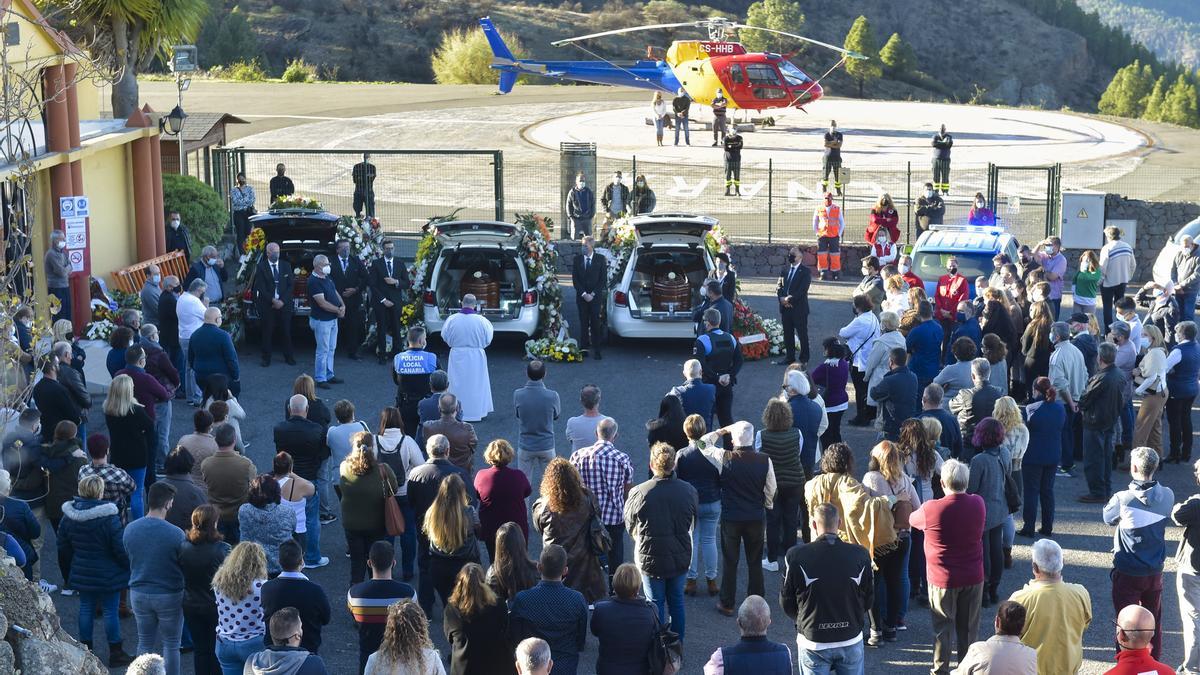 Emotiva despedida en Artenara al padre y las hijas fallecidas en el accidente de Pinos de Gáldar