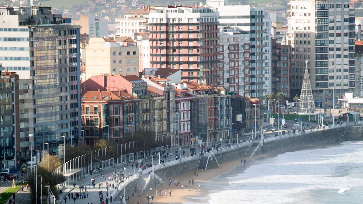 El paseo del Muro de San Lorenzo, en Gijón.