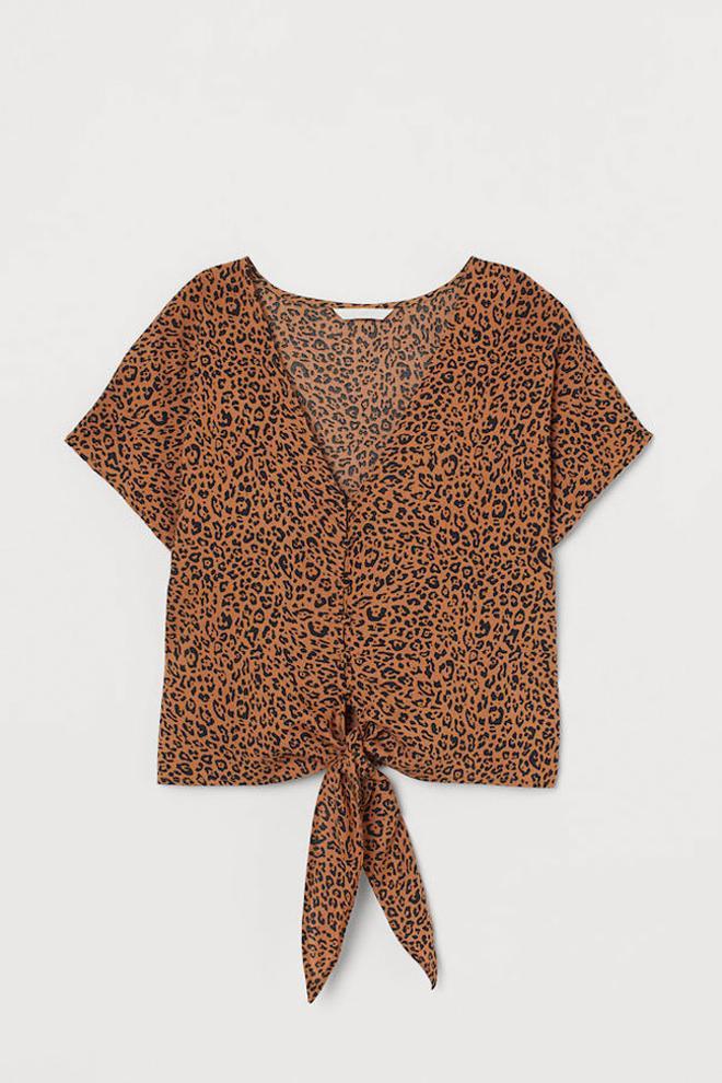 Camisa de 'animal print' con nudo, de H&amp;M