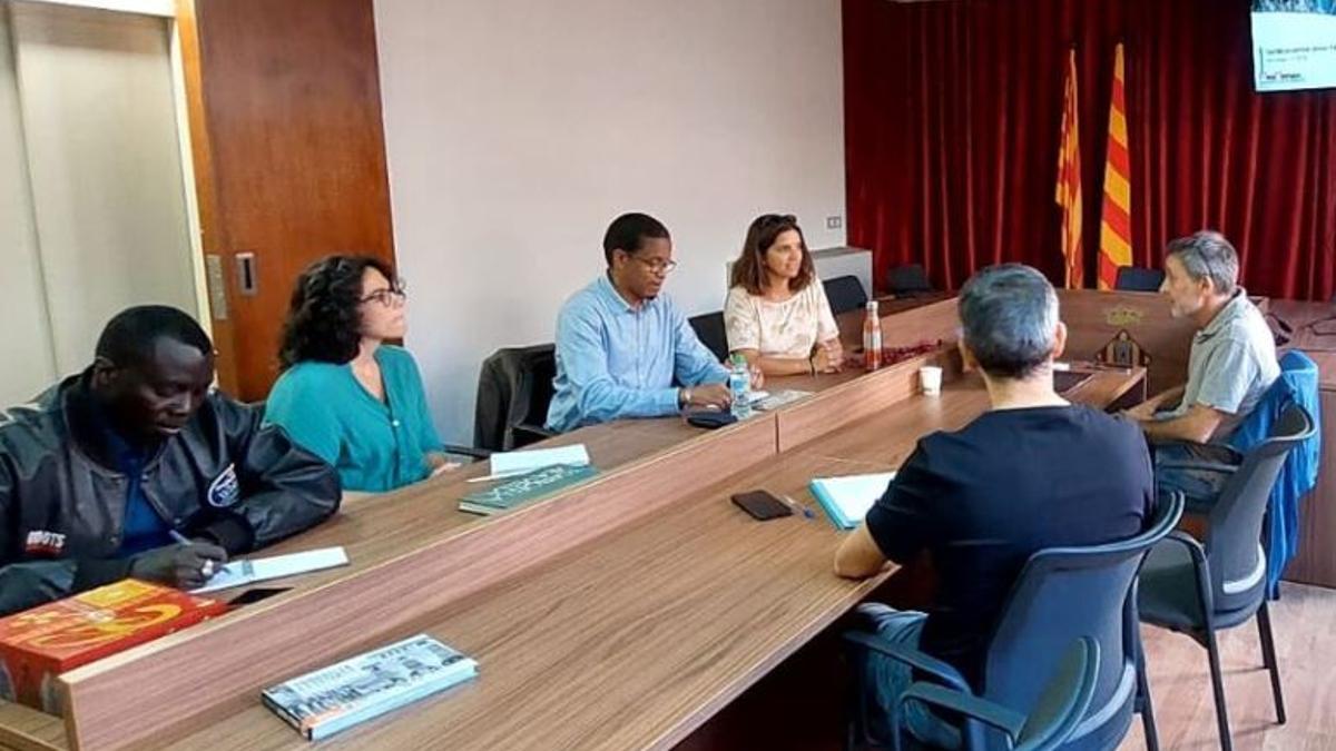 La trobada entre els investigadors i l’Ajuntament de Torroella.