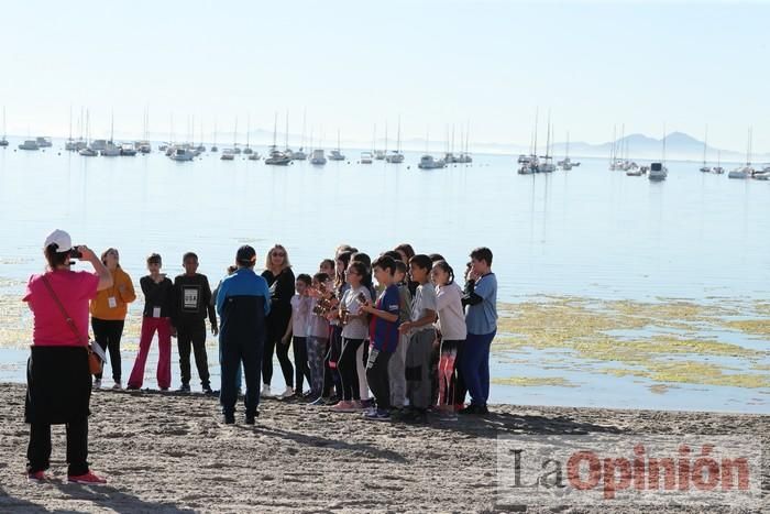 Un 'SOS' gigante para el Mar Menor formado por escolares en Villananitos