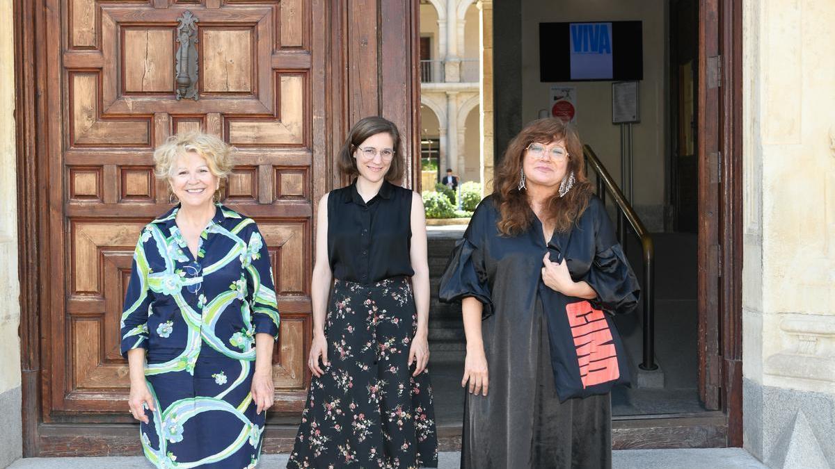 La premio Nacional de Cinematografía, Esther García, junto a Carla Simon e Isabel Coixet, que han inaugurado el primer congreso internacional de las mujeres del audiovisual.