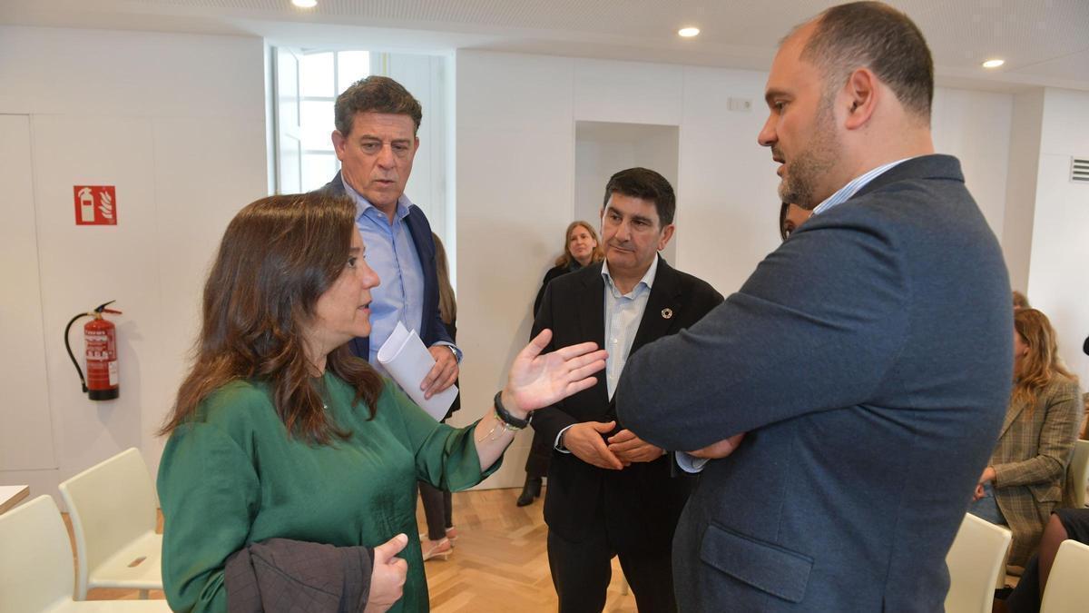 A alcaldesa de A Coruña fala con Bernardo Fernández xunto a Besteiro e o delegado do Goberno en Galicia.