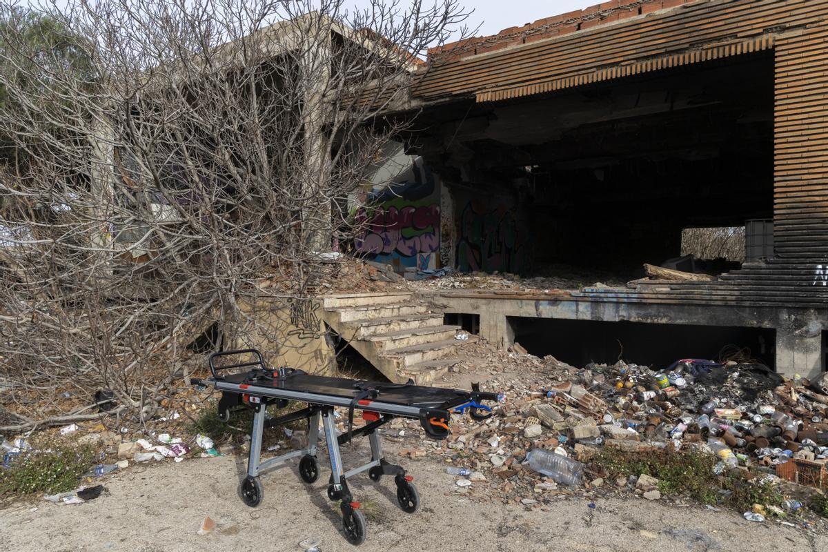 La fábrica en ruinas está llena de escombros y basura.