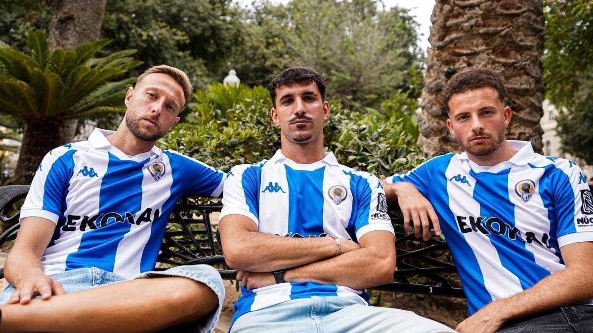 El Hércules recupera el corte clásico en sus camisetas