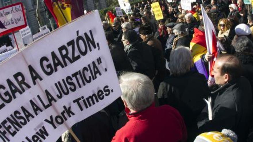 Cientos de personas se han manifestado hoy frente al Tribunal Supremo para protestar por la condena a Garzón.