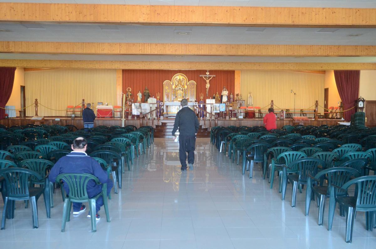 Interior del salón parroquial de Caleiro