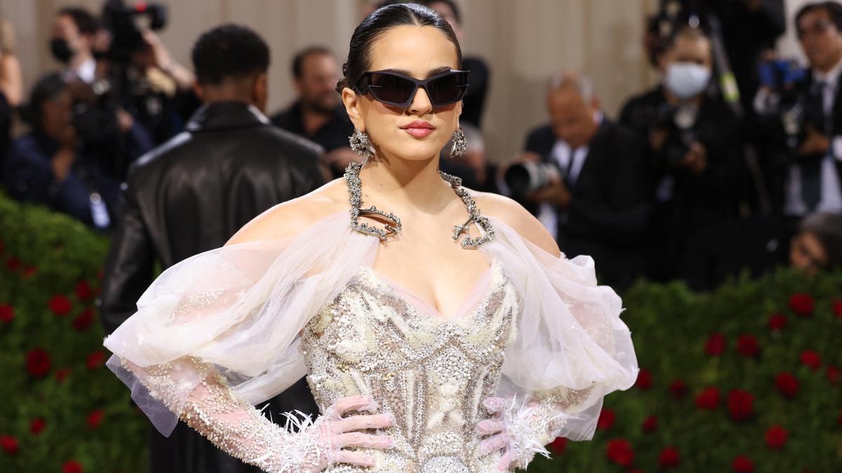 El vestido de Rosalía en la Met Gala 2022: un guiño a 'Motomami' con  Givenchy - Levante-EMV