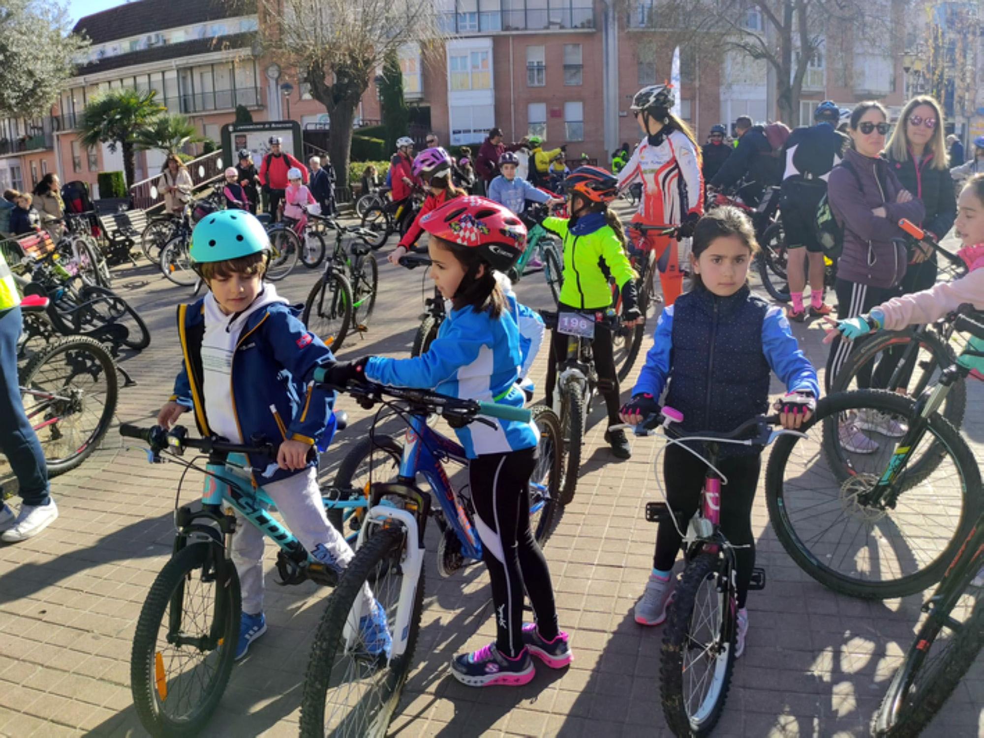 Así de bien lo pasan en la IV Marcha Cicloturista, del colegio San Vicente de Paúl de Benavente