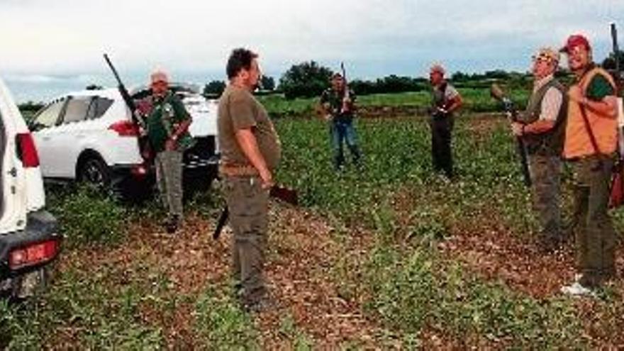 Els caçadors es preparen per iniciar la primera jornada de caça de la mitja veda.