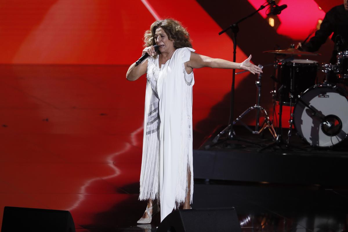 SEVILLA 11/02/2023.- La cantante Lolita durante su actuación en la gala de la XXXVII edición de los Premios Goya, que se celebra este sábado en el Palacio de Congresos y Exposiciones FIBES de Sevilla. EFE/Jose Manuel Vidal