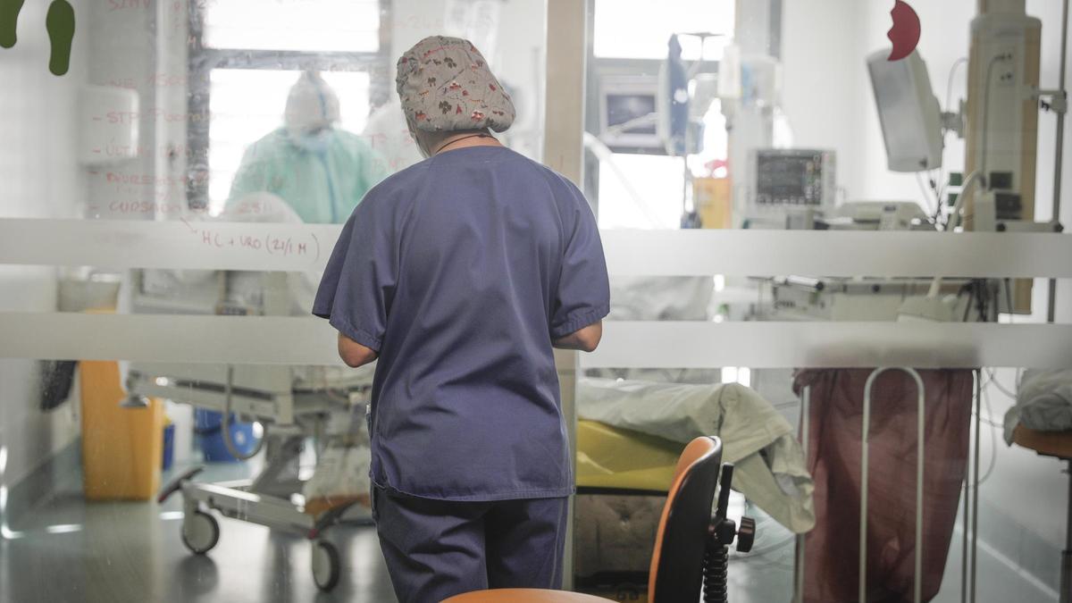 Una enfermera en la UCI de Son Espases durante la pandemia.