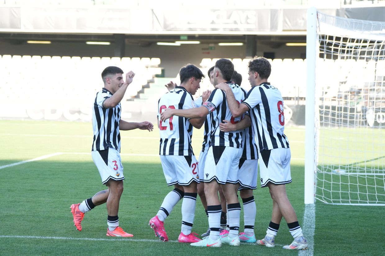 ¡Las mejores imágenes de la celebración del ascenso a Segunda Federación del Castellón B!