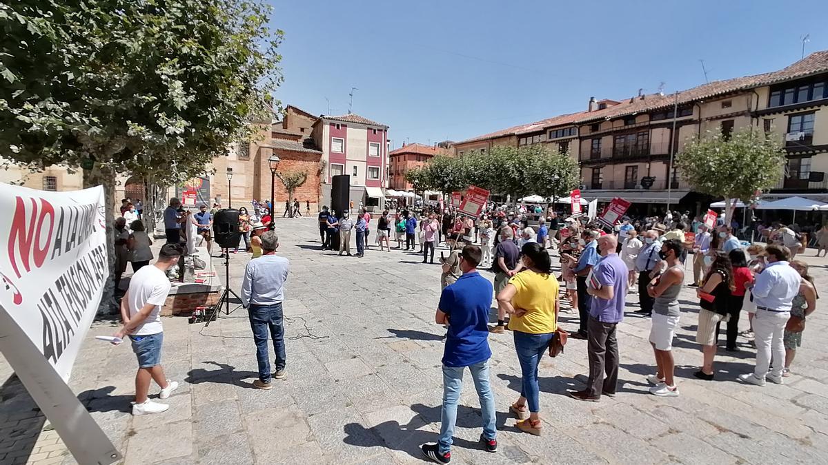 Vecinos y miembros de diferentes colectivos se congregan en la plaza de La Glorieta