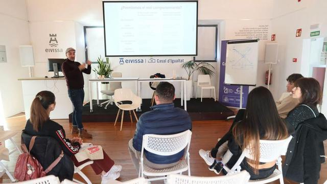 Primera sesión del programa ‘Escola de famílies’en el Casal d’Igualtat, que se repetirá este martes y miércoles de 16 a 18 horas.
