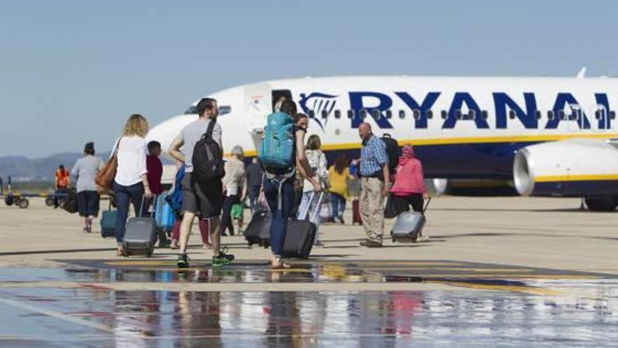 Avión de Ryanair en el aeropuerto de Castelló.
