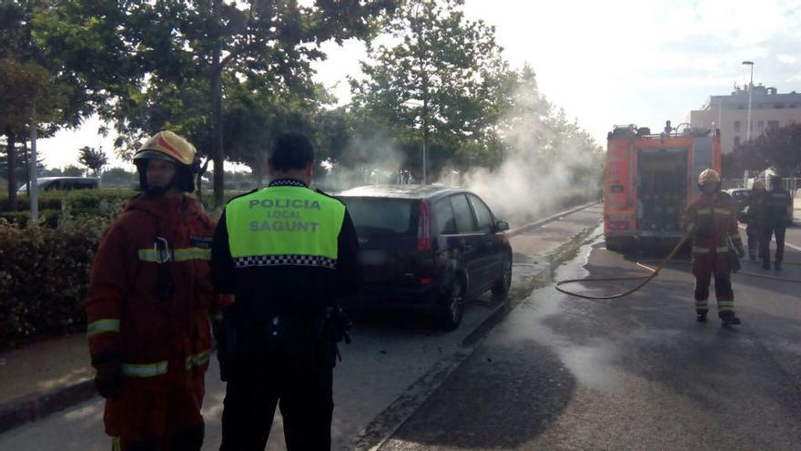 El vehículo incendiado