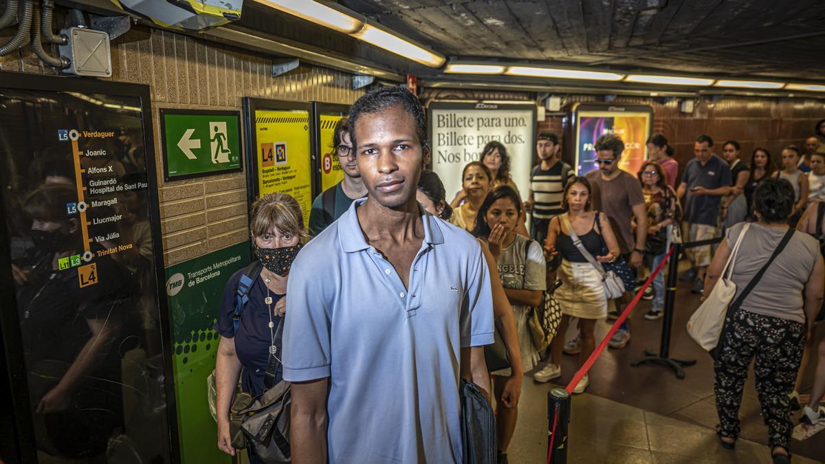 Fernando, uno de los usuarios que han sufrido aglomeraciones en el metro de Barcelona este 27 de junio por los cortes en la L4.