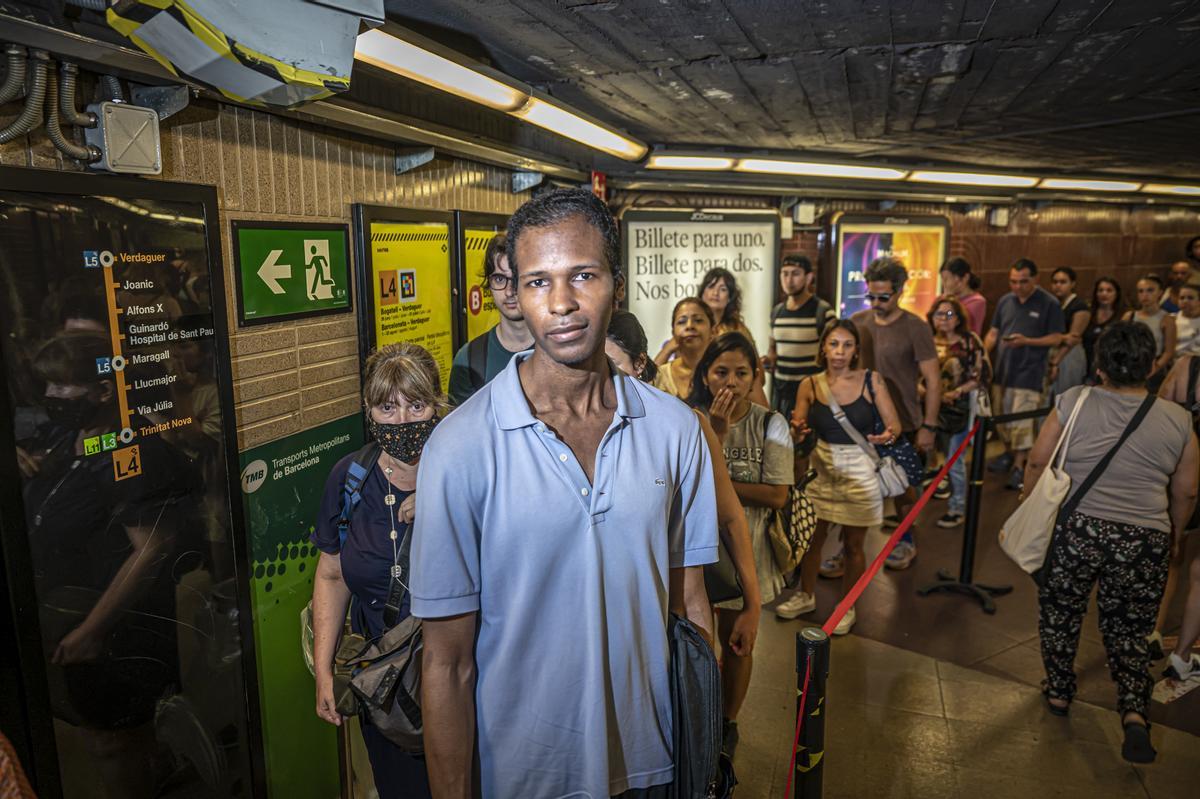Aglomeracions al metro de Barcelona pels talls de l’L4: «La calor no hi ajuda»