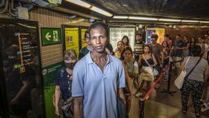 Aglomeracions al metro de Barcelona pels talls de l’L4: «La calor no hi ajuda»